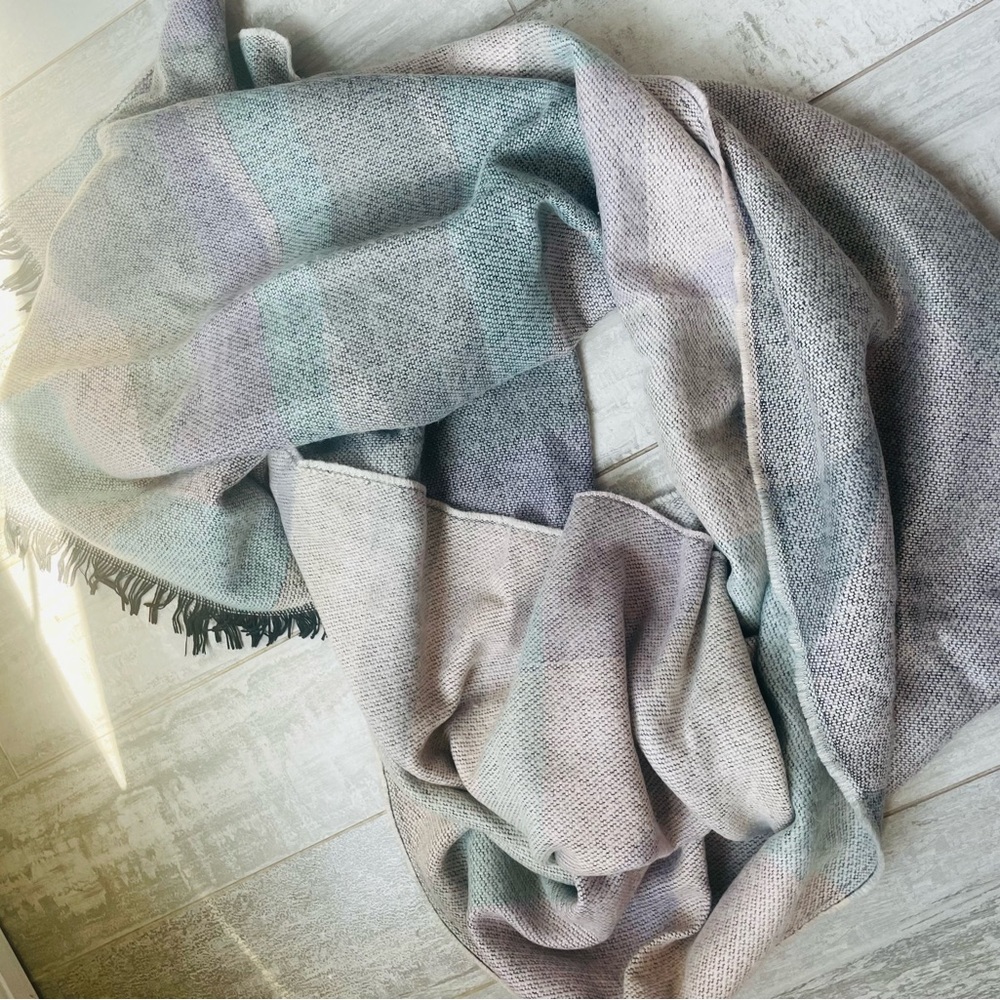 URBAN OUTFITTERS Palatine Acrylic Fringed Rectangle Wrap Blanket Scarf - Picture 9 of 16